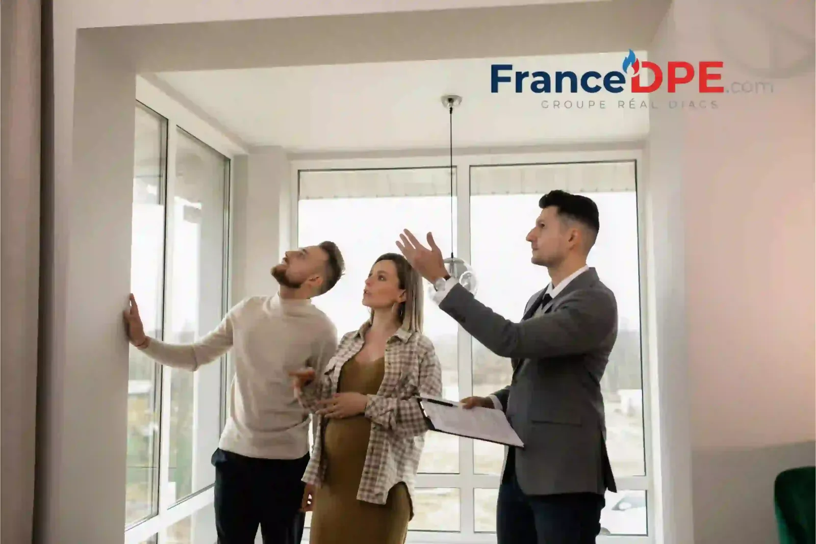 Diagnostiqueur France DPE inspectant un logement avec ses occupants