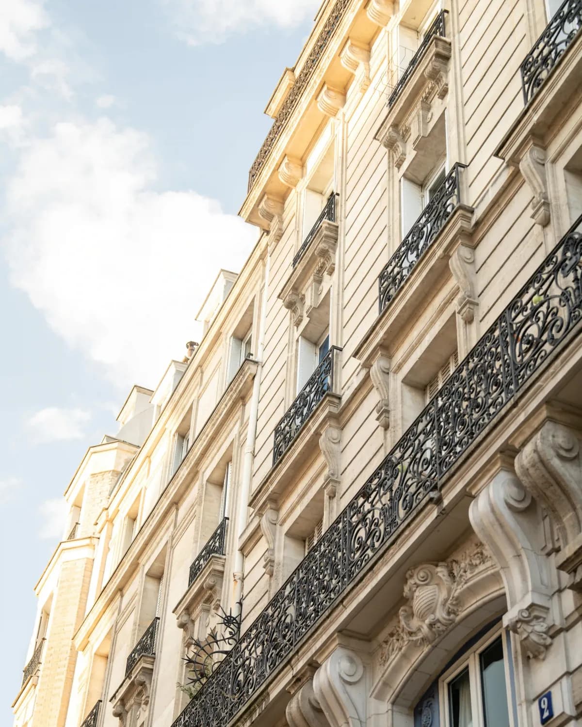 Façade d’un immeuble parisien concerné par le diagnostic de performance énergétique