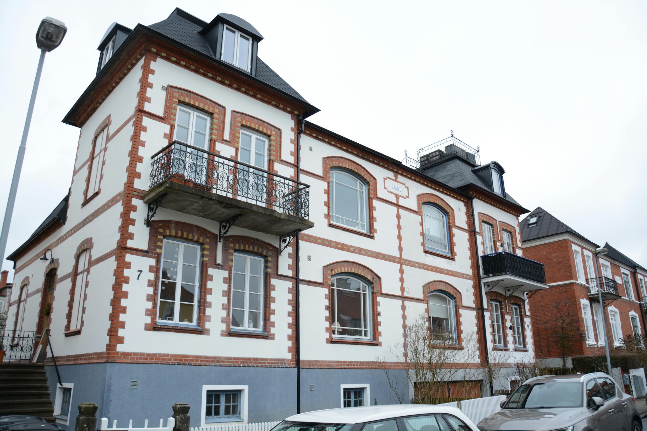 Maison en briques avec balcons.