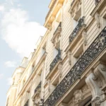 Immeuble haussmannien à Paris façade en pierre avec balcons – diagnostic immobilier DPE appartement ancien